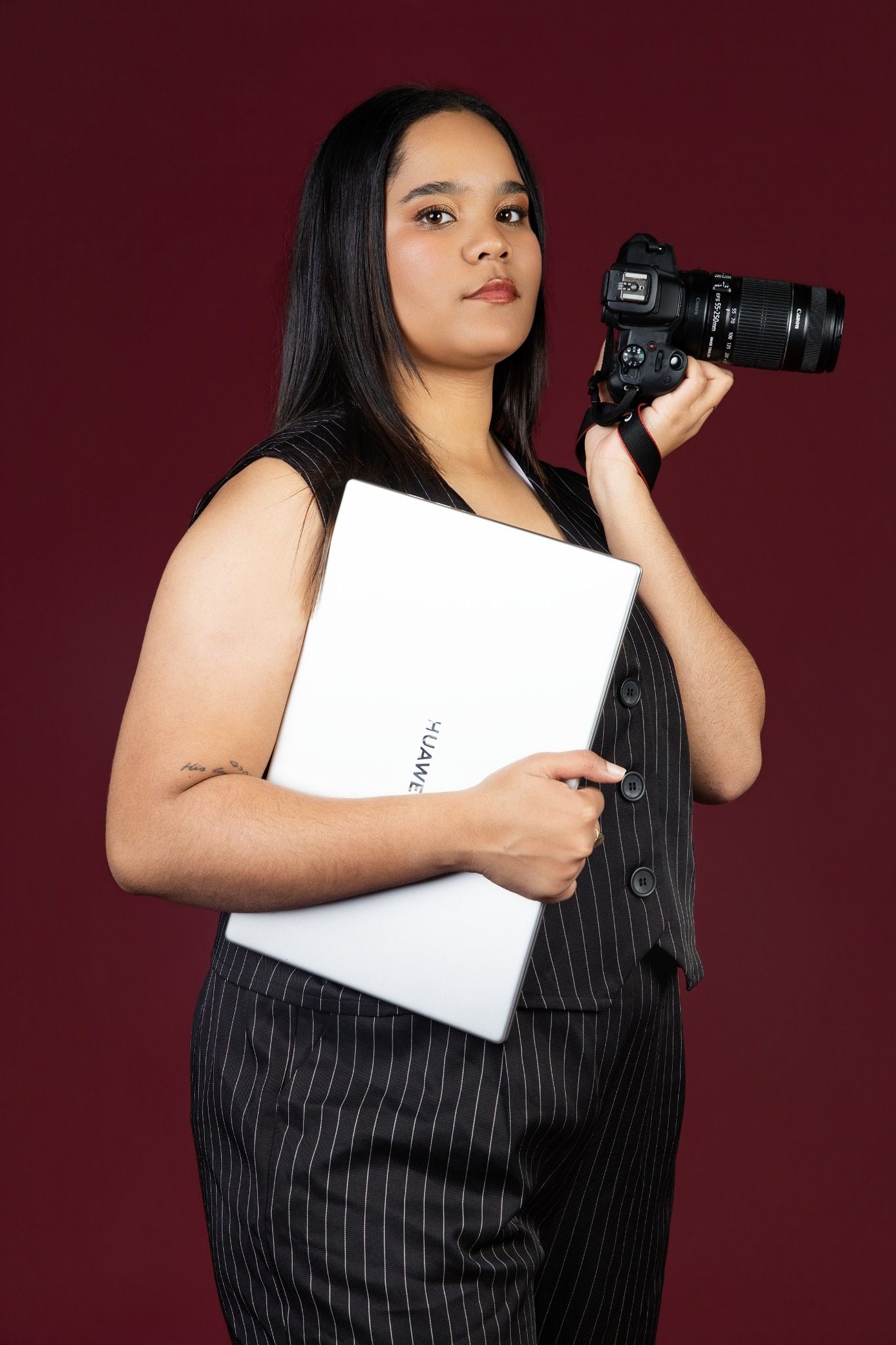 Elthecia with her camera and laptop